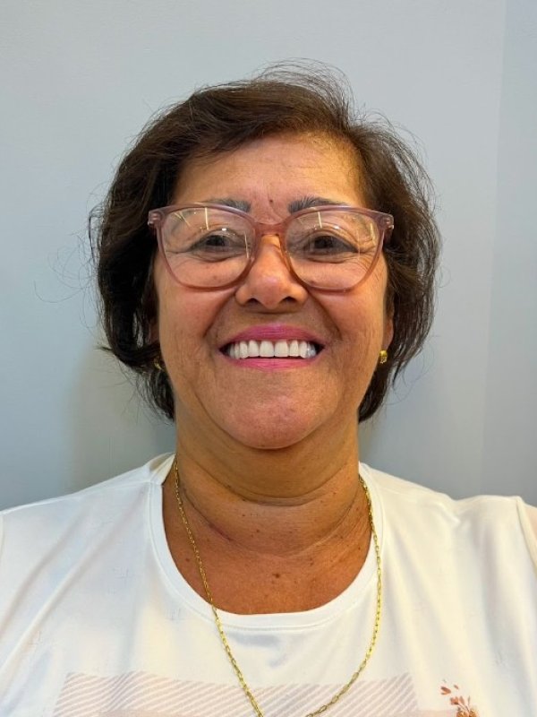 Paciente depois do tratamento com implantes dentários